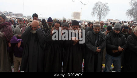 Srinagar, Indiano Kashmir amministrato17 gennaio). Persone a offrire preghiere al Santuario Hazratbal a Srinagar, la capitale estiva città di Indiano-Kashmir amministrato. Migliaia di devoti da tutto il Kashmir converged presso il santuario Hazratbal a pagare inchinavano davanti in occasione del venerdì successivo Eid-Milad-Un-Nabi (l anniversario della nascita del profeta Maometto) (Sofi Suhail/ Alamy Live News) Foto Stock