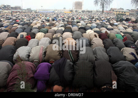 Srinagar, Indiano Kashmir amministrato17 gennaio). Persone a offrire preghiere al Santuario Hazratbal a Srinagar, la capitale estiva città di Indiano-Kashmir amministrato. Migliaia di devoti da tutto il Kashmir converged presso il santuario Hazratbal a pagare inchinavano davanti in occasione del venerdì successivo Eid-Milad-Un-Nabi (l anniversario della nascita del profeta Maometto) (Sofi Suhail/ Alamy Live News) Foto Stock