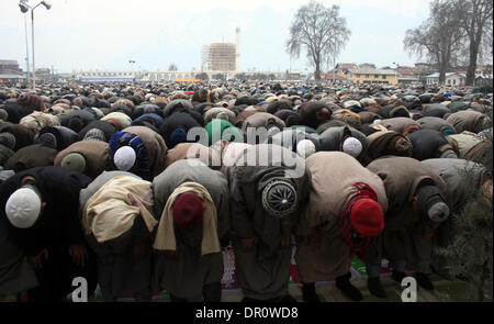 Srinagar, Indiano Kashmir amministrato17 gennaio). Persone a offrire preghiere al Santuario Hazratbal a Srinagar, la capitale estiva città di Indiano-Kashmir amministrato. Migliaia di devoti da tutto il Kashmir converged presso il santuario Hazratbal a pagare inchinavano davanti in occasione del venerdì successivo Eid-Milad-Un-Nabi (l anniversario della nascita del profeta Maometto) (Sofi Suhail/ Alamy Live News) Foto Stock