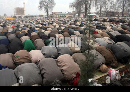 Srinagar, Indiano Kashmir amministrato17 gennaio). Persone a offrire preghiere al Santuario Hazratbal a Srinagar, la capitale estiva città di Indiano-Kashmir amministrato. Migliaia di devoti da tutto il Kashmir converged presso il santuario Hazratbal a pagare inchinavano davanti in occasione del venerdì successivo Eid-Milad-Un-Nabi (l anniversario della nascita del profeta Maometto) (Sofi Suhail/ Alamy Live News) Foto Stock