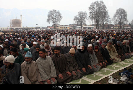 Srinagar, Indiano Kashmir amministrato17 gennaio). Persone a offrire preghiere al Santuario Hazratbal a Srinagar, la capitale estiva città di Indiano-Kashmir amministrato. Migliaia di devoti da tutto il Kashmir converged presso il santuario Hazratbal a pagare inchinavano davanti in occasione del venerdì successivo Eid-Milad-Un-Nabi (l anniversario della nascita del profeta Maometto) (Sofi Suhail/ Alamy Live News) Foto Stock