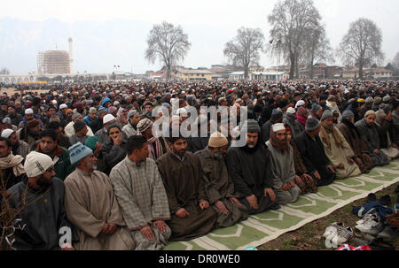 Srinagar, Indiano Kashmir amministrato17 gennaio). Persone a offrire preghiere al Santuario Hazratbal a Srinagar, la capitale estiva città di Indiano-Kashmir amministrato. Migliaia di devoti da tutto il Kashmir converged presso il santuario Hazratbal a pagare inchinavano davanti in occasione del venerdì successivo Eid-Milad-Un-Nabi (l anniversario della nascita del profeta Maometto) (Sofi Suhail/ Alamy Live News) Foto Stock