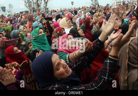 Srinagar, Indiano Kashmir amministrato17 gennaio. Kashmir donne musulmano devoto alzare le mani come essi guardano verso la reliquia visualizzati da un chierico (non in foto) ritiene essere baffo dalla barba del Profeta Muhammad Al Hazratbal santuario a Srinagar, la capitale estiva città di Indiano-Kashmir amministrato. Migliaia di devoti da tutto il Kashmir converged presso il santuario Hazratbal a pagare inchinavano davanti in occasione del venerdì successivo Eid-Milad-Un-Nabi (l anniversario della nascita del profeta Maometto) (Sofi Suhail/ Alamy Live News) Foto Stock