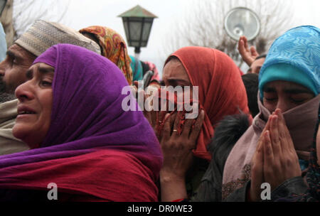 Srinagar, Indiano Kashmir amministrato17 gennaio. Kashmir devoti musulmani alzare le mani come essi guardano verso la reliquia visualizzati da un chierico (non in foto) ritiene essere baffo dalla barba del Profeta Muhammad Al Hazratbal santuario a Srinagar, la capitale estiva città di Indiano-Kashmir amministrato. Migliaia di devoti da tutto il Kashmir converged presso il santuario Hazratbal a pagare inchinavano davanti in occasione del venerdì successivo Eid-Milad-Un-Nabi (l anniversario della nascita del profeta Maometto) (Sofi Suhail/ Alamy Live News) Foto Stock