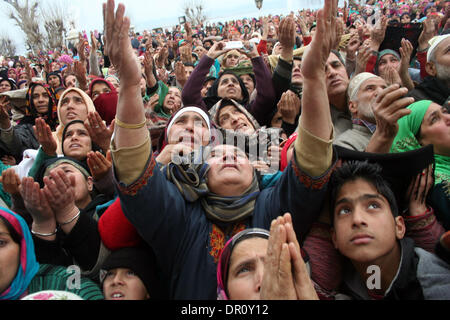 Srinagar, Indiano Kashmir amministrato17 gennaio. Kashmir devoti musulmani alzare le mani come essi guardano verso la reliquia visualizzati da un chierico (non in foto) ritiene essere baffo dalla barba del Profeta Muhammad Al Hazratbal santuario a Srinagar, la capitale estiva città di Indiano-Kashmir amministrato. Migliaia di devoti da tutto il Kashmir converged presso il santuario Hazratbal a pagare inchinavano davanti in occasione del venerdì successivo Eid-Milad-Un-Nabi (l anniversario della nascita del profeta Maometto) (Sofi Suhail/ Alamy Live News) Foto Stock