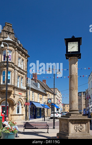 Il Millennium Clock e la High Street, Yeovil, Somerset Foto Stock