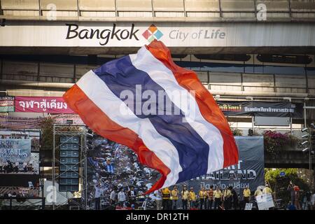 Bangkok, Tailandia. 15 gennaio, 2014. Un governo anti-protester in un rally nel centro di Bangkok. Il blocco della capitale tailandese city è l'ultimo tentativo da realisti e la borghesia urbana per costringere il governo eletto di Yingluck Shinawattra. Credito: Thomas De Cian/NurPhoto/ZUMAPRESS.com/Alamy Live News Foto Stock