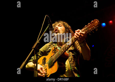 Dic 10, 2008 - Lisbona, Lisbona, Portogallo - Eugene Hutz, del gypsy folk americano punk band di New York, Gogol Bordello, suona dal vivo a Campo Pequeno in Portogallo. La band americana rende la loro seconda apparizione in Portogallo per lo stesso anno, dimostrando il successo della band è arrivare nel paese. (Credito Immagine: © Mario Proença/ZUMA Press) Foto Stock