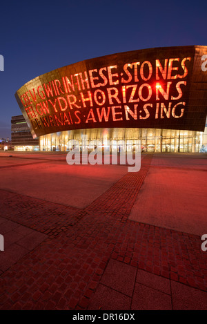 Il Millenium Center illuminata di notte a Cardiff Bay, il Galles. Foto Stock