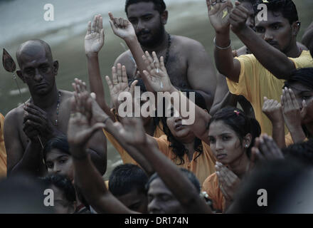 Feb 20, 2009 - Kuala Lumpur, Malesia - devoti hanno reagito alle preghiere dal sacerdote durante il festival di Thaipusam a Kuala Lumpur. Thaipusam è un festival indù celebrata principalmente dalla comunità Tamil sulla luna piena nel mese Tamil di Thai. Pusam si riferisce ad una stella che si trova al suo punto più alto durante il festival. Il festival commemora sia il compleanno di Lord Murugan (anche Foto Stock