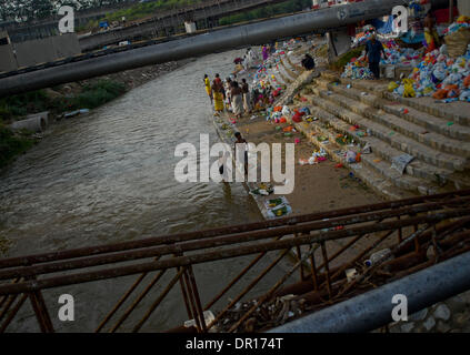 Feb 20, 2009 - Kuala Lumpur, Malesia - Il fiume dove i devoti di eseguire la loro pulizia rituale durante il festival di Thaipusam a Kuala Lumpur. Thaipusam è un festival indù celebrata principalmente dalla comunità Tamil sulla luna piena nel mese Tamil di Thai. Pusam si riferisce ad una stella che si trova al suo punto più alto durante il festival. Il festival commemora sia il compleanno del Signore Foto Stock