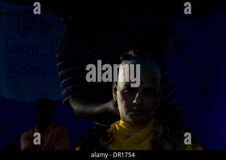 Feb 20, 2009 - Kuala Lumpur, Malesia - una donna devoto radere la sua testa come parte del rituale durante il festival di Thaipusam a Kuala Lumpur. Thaipusam è un festival indù celebrata principalmente dalla comunità Tamil sulla luna piena nel mese Tamil di Thai. Pusam si riferisce ad una stella che si trova al suo punto più alto durante il festival. Il festival commemora sia il compleanno di Lord Murugan Foto Stock