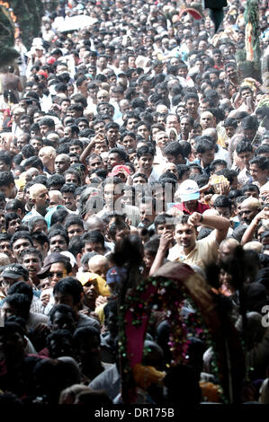 Feb 20, 2009 - Kuala Lumpur, Malesia - Milioni di devoti attende il loro turno per salire al tempio sulla sommità delle Grotte Batu durante il festival di Thaipusam a Kuala Lumpur. Thaipusam è un festival indù celebrata principalmente dalla comunità Tamil sulla luna piena nel mese Tamil di Thai. Pusam si riferisce ad una stella che si trova al suo punto più alto durante il festival. Il festival commemora Foto Stock