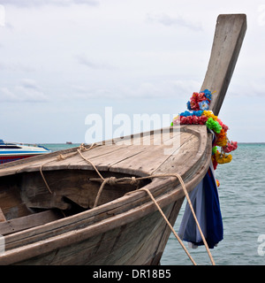 Dettaglio della lunga coda di barca al Phi Phi Island - Thailandia. Foto Stock