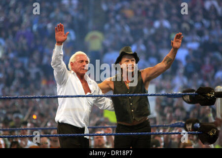 12 apr 2009 - Houston, Texas, Stati Uniti d'America - Ric Flair e Mickey Rourke, star di 'Il lottatore' salutare la folla a Wrestlemania 25 al Reliant Stadium. (Credito Immagine: © Matt Roberts/ZUMA Press) Foto Stock