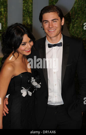 Febbraio 22, 2009; West Hollywood, CA; USA; Vanessa Hudgens e Zac Efron arriva per il Vanity Fair Cena e dopo essere partito al Sunset Tower Hotel celebra la 81st Academy Awards. Ricca Schmitt/ZUMA premere Foto Stock