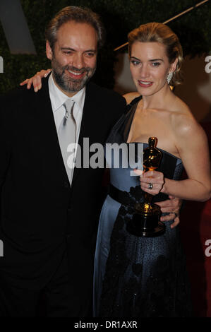 Febbraio 22, 2009; West Hollywood, CA; USA; Kate Winslet e il marito Sam Mendes arriva per il Vanity Fair Cena e dopo essere partito al Sunset Tower Hotel celebra la 81st Academy Awards. Ricca Schmitt/ZUMA premere Foto Stock