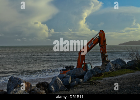 Tempesta di scavo beach riparazioni in Beesands Devon mare Foto Stock