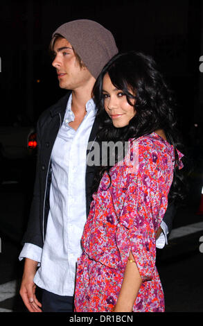 VANESSA HUDGENS & Zac Efron &#x10; .assistere alla premiere di ''WATCHMEN'' .al teatro cinese di Hollywood,CA SU MARZO 2,2009...ho13905PR (credito Immagine: © Phil Roach/Globe foto/ZUMAPRESS.com) Foto Stock