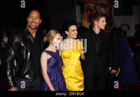 Ho13995PR.La premiere del ''gara di Witch Mountain'' al Chinese Theatre Hollywood ca 03-11-2009.Foto di Phil Roach-Ipol Globo-foto.ANNASOPHIA ROBB & ALEXANDER LUDWIG & Carla Gugino & Dwayne Johnson ''La roccia"(Immagine di credito: © Phil Roach/Globe foto/ZUMAPRESS.com) Foto Stock