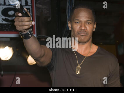 Apr 22, 2009 - Philadelphia, Pennsylvania, Stati Uniti d'America - vincitore di un Oscar Jamie Foxx lungo con stazione radio Power 99 mattina host, il Big Boy, ha ospitato un evento esclusivo per la stazione di ascoltatori in peluche Club di Philadelphia. Dopo essere stato intervistato per lo show del mattino, Jamie Foxx ha dato un mini live concerto per l'invito solo il pubblico. (Credito Immagine: © Ricky Fitchett/ZUMA Press) Foto Stock