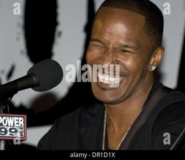 Apr 22, 2009 - Philadelphia, Pennsylvania, Stati Uniti d'America - vincitore di un Oscar Jamie Foxx lungo con stazione radio Power 99 mattina host, il Big Boy, ha ospitato un evento esclusivo per la stazione di ascoltatori in peluche Club di Philadelphia. Dopo essere stato intervistato per lo show del mattino, Jamie Foxx ha dato un mini live concerto per l'invito solo il pubblico. (Credito Immagine: © Ricky Fitchett/ZUMA Press) Foto Stock