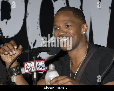 Apr 22, 2009 - Philadelphia, Pennsylvania, Stati Uniti d'America - vincitore di un Oscar Jamie Foxx lungo con stazione radio Power 99 mattina host, il Big Boy, ha ospitato un evento esclusivo per la stazione di ascoltatori in peluche Club di Philadelphia. Dopo essere stato intervistato per lo show del mattino, Jamie Foxx ha dato un mini live concerto per l'invito solo il pubblico. (Credito Immagine: © Ricky Fitchett/ZUMA Press) Foto Stock