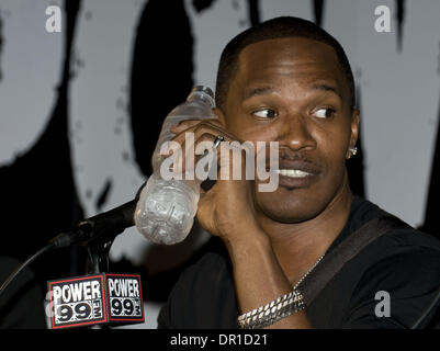 Apr 22, 2009 - Philadelphia, Pennsylvania, Stati Uniti d'America - vincitore di un Oscar Jamie Foxx lungo con stazione radio Power 99 mattina host, il Big Boy, ha ospitato un evento esclusivo per la stazione di ascoltatori in peluche Club di Philadelphia. Dopo essere stato intervistato per lo show del mattino, Jamie Foxx ha dato un mini live concerto per l'invito solo il pubblico. (Credito Immagine: © Ricky Fitchett/ZUMA Press) Foto Stock