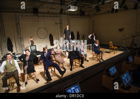 Lingua gallese theatre studi gli studenti di eseguire gli attori che agiscono in 5:7, un dramma multimediale a Aberystwyth university, Wales UK Foto Stock