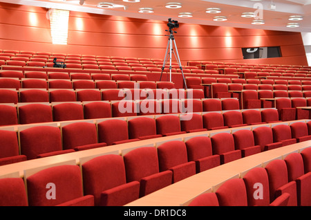 Svuotare aula magna con sedi di rosso e le telecamere Foto Stock