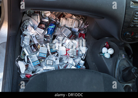 Molti scartati i pacchetti di sigarette gettato sul pavimento di una Ford Focus auto, da un fumatore. Foto Stock