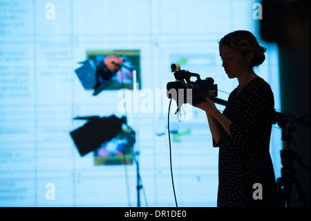 Lingua gallese theatre studi gli studenti di eseguire gli attori che agiscono in 5:7, un digitale multimediale multipiattaforma dramma a Aberystwyth university, Wales UK Foto Stock