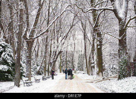 I turisti in nevoso Bagni di Varsavia Royal Park Foto Stock