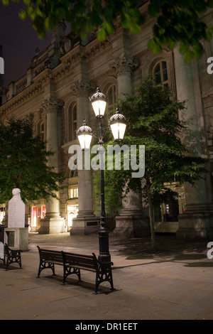 Bella strada ornati illuminazione nella City di Londra, Inghilterra. Foto Stock