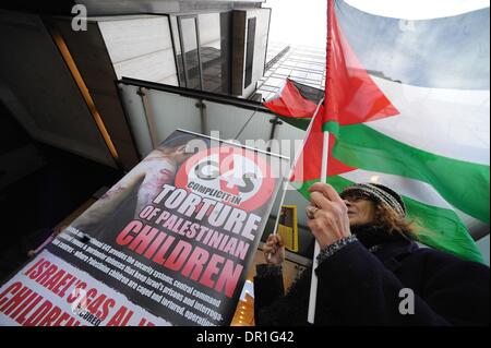 Londra, UK, UK. Xvii gen, 2014. Palestinesi e sostenitori terrà una manifestazione di protesta al di fuori della G4S sede . G4S è un British-Danish della società di sicurezza che fornisce serve e attrezzature a carceri israeliane, Checkpoint e pattuglie di Israele Cisgiordania. Il gruppo.sostiene l'impresa di sicurezza utilizza la tortura sui suoi prigionieri politici. Credito: Gail Orenstein/ZUMAPRESS.com/Alamy Live News Foto Stock