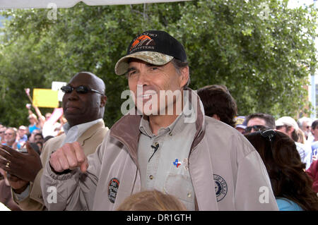 Apr 15, 2009 - Austin, Texas, Stati Uniti d'America - repubblicano Texas Railroad Commissario Michael Williams, sinistro e il repubblicano Texas Gov Rick Perry a Austin City Hall protestando eccessiva spesa di governo e bailouts come parte del organizzato "tea party' manifestazioni in tutto il paese per le imposte nazionali giorno. (Credito Immagine: © Pietro Silva/ZUMA Press) Foto Stock