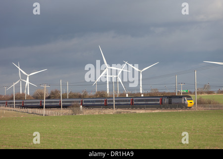 Un treno Intercity passa una fattoria eolica presso Langford Bedfordshire, Regno Unito Foto Stock