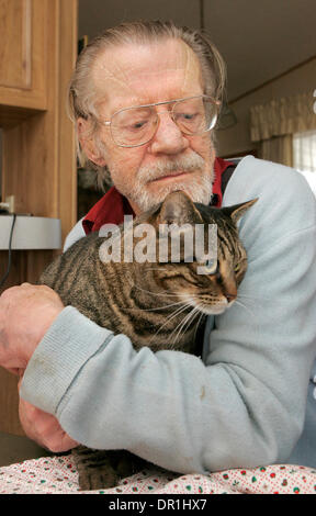 Novembre 25, 2008, Escondido, CALIFORNIA, STATI UNITI D'AMERICA 79 anno vecchio Jack detiene CALKINS Tigger, uno dei suoi due gatti. Egli li alimenta con cibi consegnati da Animeals, un programma da Helen Woodward Centro animale Credit: Foto di Charlie Neuman, San Diego Union-Tribune/Zuma premere. copyright 2008 San Diego Union-Tribune (credito Immagine: © Il San Diego Union Tribune/ZUMA Press) Foto Stock