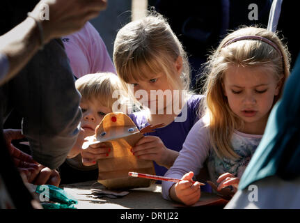 Novembre 29, 2008 Vista, CA  COLTON GREER, 3, della vista, a sinistra e a sua sorella di Savannah, 5, centro con SADIE CHADWICK, 5, di Clairemont, destra, prendere la carta di renne buste regalo durante ''Rancho Natale'' al Rancho Guajome Adobe in Vista.  Laura Embry/San Diego Union-Tribune/Zuma Press, copyright 2007 San Diego Union-Tribune (credito Immagine: © Il San Diego Union Tribune/ZUMA premere Foto Stock