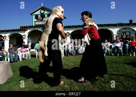 Novembre 29, 2008 Vista, CA Native parlare di CHAZ CHILCOTE, a sinistra e a sua sorella CATHLEEN CHILCOTE WALLACE, destra, riprodurre il coyote e il coniglio in una Luiseâ€"o storia, che hanno suonato presso il ''Rancho Natale'' al Rancho Guajome Adobe in Vista.  Laura Embry/San Diego Union-Tribune/Zuma Press, copyright 2007 San Diego Union-Tribune (credito Immagine: © Il San Diego Union Tribune/ZUMA P Foto Stock