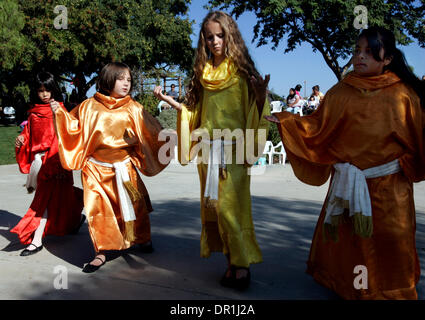 Novembre 29, 2008 Vista, CA MIKYA<cq> FARNER, 8, sinistra, CAROLINE COLTON, 7, SAVANNAH STRUNK, 8, ELIZABETH CARLSON, 10 e MARYCRUZ<cq> RESNDIZ, 8, di Tanya's Dance in Vista, danza insieme come i monaci a ''Coventry Carol'' durante ''Rancho Natale'' al Rancho Guajome Adobe in Vista.  Laura Embry/San Diego Union-Tribune/Zuma Press, copyright 2007 San Diego Union-Tribune (cred Foto Stock