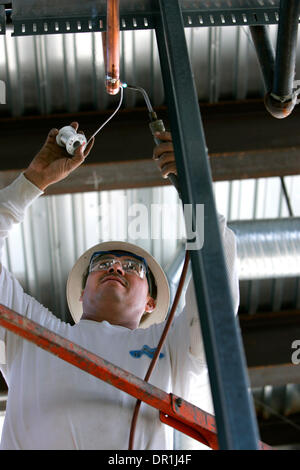 HLloganLibrary292812x003.jpg 12/3/2008 LOGAN altezze (San Diego, California) USA  idraulico (CQ) RAMON (CQ) CAMPOS saldature tubi all'interno del sotto costruzione nuova Logan Heights ramo del San Diego biblioteca pubblica che sarà aperto per l'autunno del 2009. Credito: Foto da Howard Lipin/San Diego Union-Tribune/Zuma Press Copyright 2008 San Diego Union-Tribune (credito Immagine: © T Foto Stock