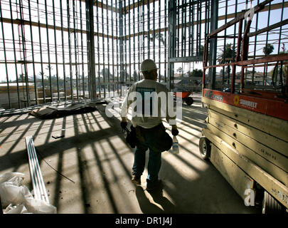 HLloganLibrary292812x006.jpg 12/3/2008 LOGAN altezze (San Diego, California) USA  idraulico, (CQ) RAMON (CQ) CAMPOS lavora all'interno di nuovo in costruzione Logan Heights ramo del San Diego biblioteca pubblica che sarà aperto per l'autunno del 2009. Credito: Foto da Howard Lipin/San Diego Union-Tribune/Zuma Press Copyright 2008 San Diego Union-Tribune (credito Immagine: © La San Foto Stock