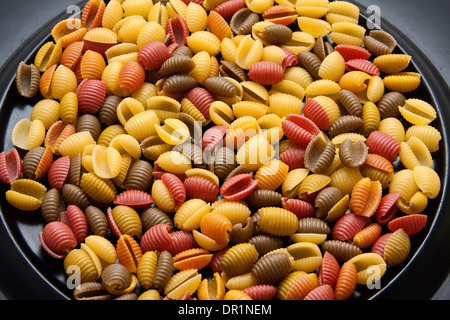 Pasta colorata sulla piastra nera Foto Stock