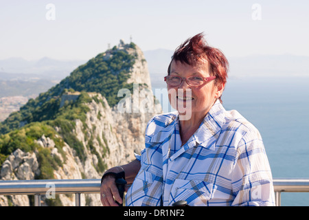 Ritratto di felice senior turista presso la Rocca di Gibilterra. Foto Stock