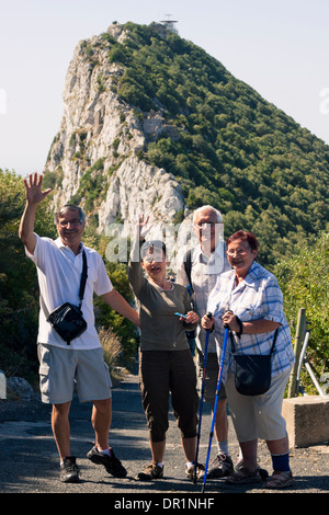 Ritratto di felice anziani turisti camminando sulla Rocca di Gibilterra. Foto Stock