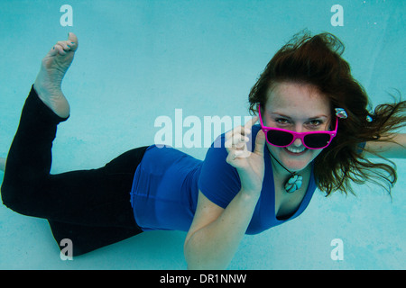 Karly Ewing, a 27 anni studente al Brooks Institute pone per la subacquea ritratti in un pool di Ventura, California,