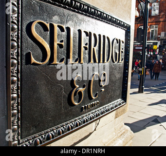 Selfridges nameboard su Oxford Street, City of Westminster, Londra, Inghilterra, Regno Unito Foto Stock