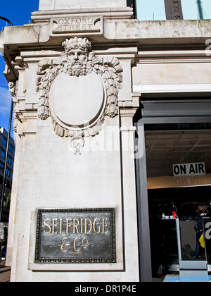 Selfridges nameboard su Oxford Street, City of Westminster, Londra, Inghilterra, Regno Unito Foto Stock