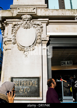 Selfridges nameboard su Oxford Street, City of Westminster, Londra, Inghilterra, Regno Unito Foto Stock